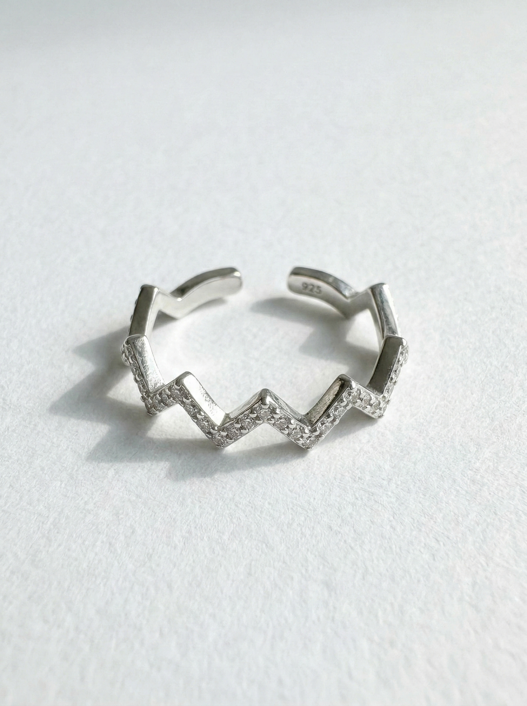 Anillo zigzag con piedras preciosas Martina